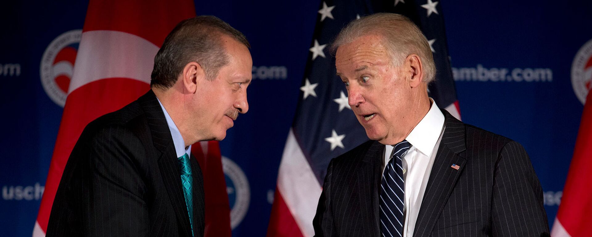 Вице-президент США Джо Байден и премьер-министр Турции Реджеп Тайип Эрдоган приветствуют друг друга во время круглого стола, организованного Торговой палатой США (16 мая 2013). Вашингтон - Sputnik Армения, 1920, 31.10.2021