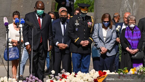 Чрезвычайный и Полномочный посол США Линн Трейси и военный атташе посольства, полковник Скот Максвел в Мемориальном комплексе Цицернакаберд (24 апреля 2021). Еревaн - Sputnik Армения