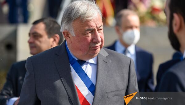 Председатель Сената Франции Жирар Ларше в Мемориальном комплексе Цицернакаберд (24 апреля 2021). Еревaн - Sputnik Армения