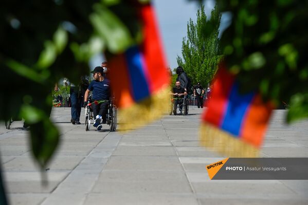 Участники войны в Карабахе в Мемориальном комплексе Цицернакаберд (24 апреля 2021). Еревaн - Sputnik Армения