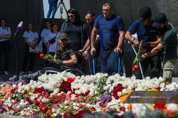 Участники войны в Карабахе в Мемориальном комплексе Цицернакаберд (24 апреля 2021). Еревaн - Sputnik Армения