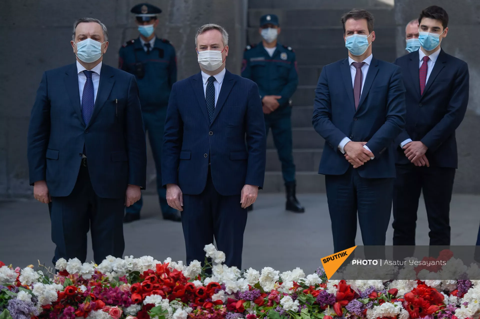 Госсекретарь МИД Франции процитировал у вечного огня Азнавура, говоря о военнопленных Госсекретарь МИД Франции процитировал у вечного огня Азнавура, говоря о военнопленных - Sputnik Армения, 1920, 24.04.2021