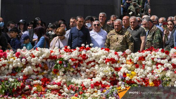 Сасун Микаелян в Мемориальном комплексе Цицернакаберд (24 апреля 2021). Еревaн - Sputnik Армения