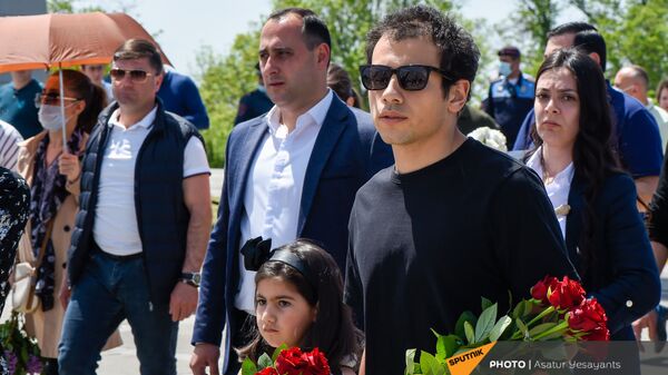 Сын и дочка премьер-министра Ашот и Арпи Пашинян в Мемориальном комплексе Цицернакаберд (24 апреля 2021). Еревaн - Sputnik Արմենիա