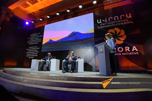 Председатель отборочной комиссии премии Аврора Лорд Ара Дарзи (слева) и соучредитель премии Рубен Варданян на церемонии объявления номинантов 2021 года (24 апреля 2021). Еревaн - Sputnik Армения