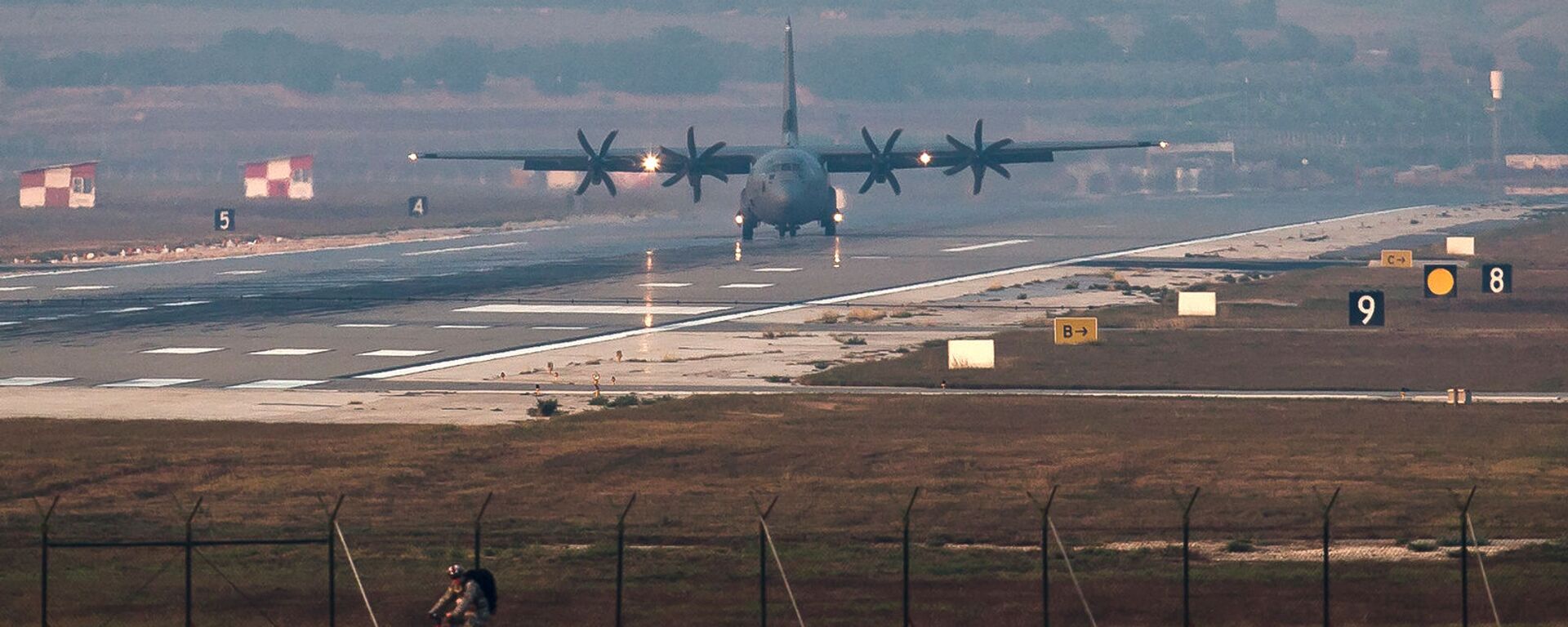 Самолет ВВС США приземляется на авиабазе Инджирлик (29 августа 2013). Турция - Sputnik Армения, 1920, 01.06.2021