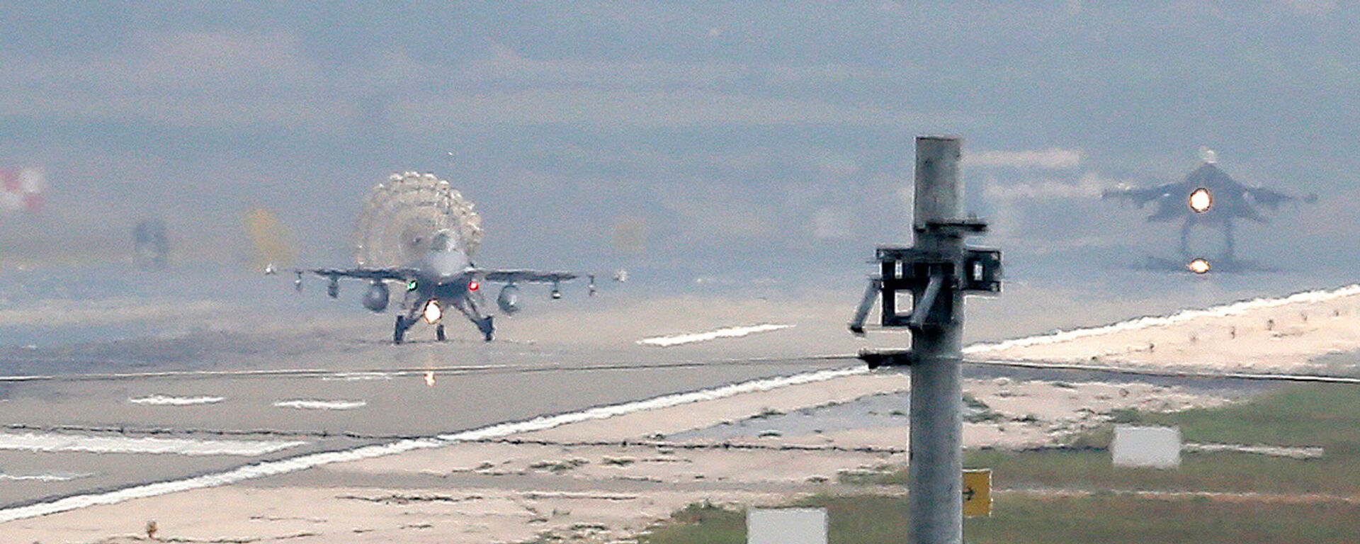 Истребители турецких ВВС приземляются на авиабазе Инджирлик (30 июля 2015). Турция - Sputnik Армения, 1920, 24.04.2021