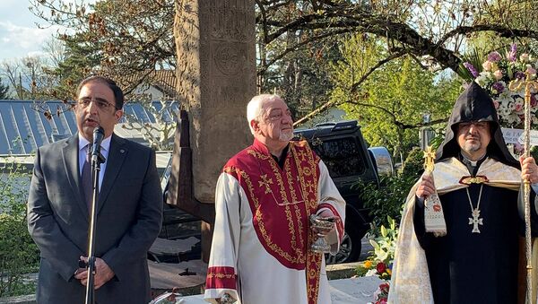 Церемония по случаю 106-й годовщины Геноцида армян в Женевской Армянской Апостольской церкви Святого Иакова (25 апреля 2021). Швейцария - Sputnik Արմենիա