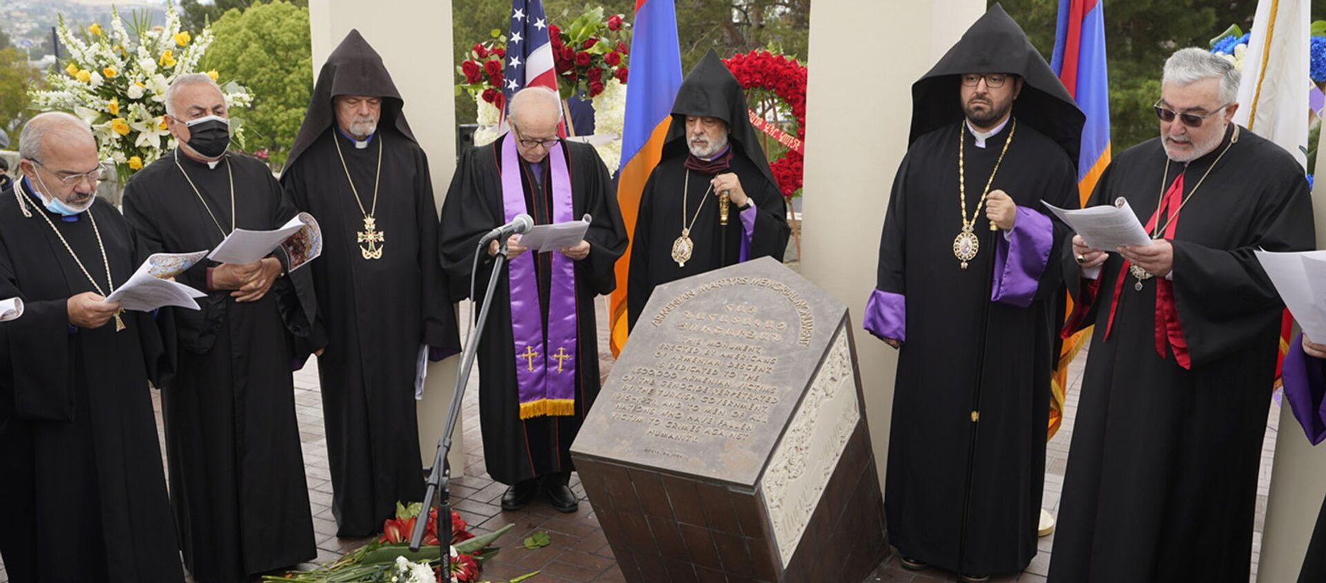 Религиозные лидеры поют на церемонии памяти жертв Геноцида армян у монумента Геноцида армян в Монтебелло (24 апреля 2021). Калифорния - Sputnik Արմենիա, 1920, 25.04.2021