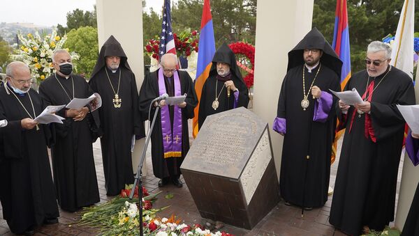 Религиозные лидеры поют на церемонии памяти жертв Геноцида армян у монумента Геноцида армян в Монтебелло (24 апреля 2021). Калифорния - Sputnik Армения