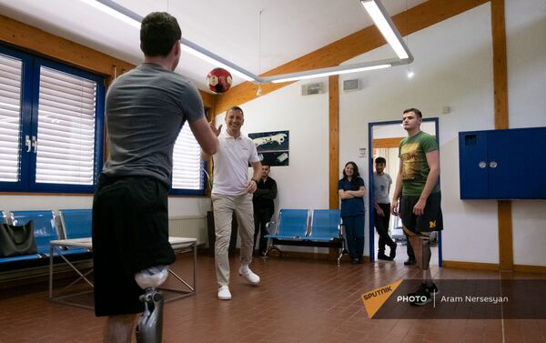 Տիգրան Ղարիբյանը գնդակ է խաղում տղաներից մեկի հետ - Sputnik Արմենիա
