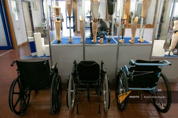 Протезы и коляски в центре протезирования и реабилитации Интерорто  - Sputnik Армения