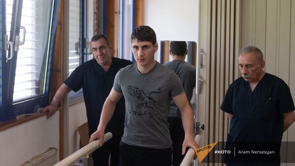 Получивший протез военнослужащий Эрик Геворкян в центре протезирования и реабилитации Интерорто  - Sputnik Армения