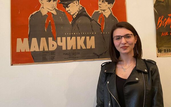 Студентка ЕГУ Сюзанна Нороян на показе оригинальных киноплакатов советских лет (28 апреля 2021). Гюмри - Sputnik Армения