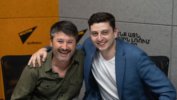 Испанский дирижер Хуан Антонио Рамирес (слева) и виолончелист Нарек Ахназарян в гостях радио Sputnik Армения - Sputnik Армения