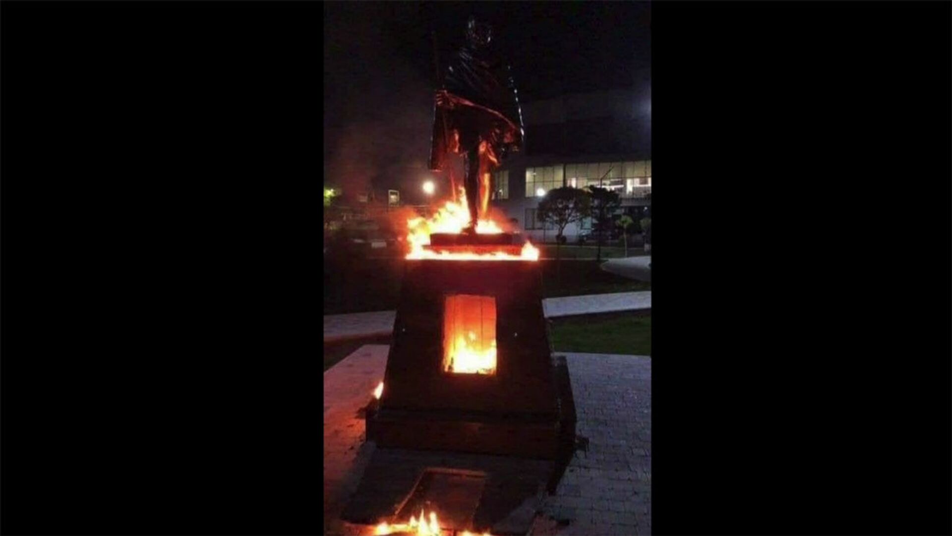 В Ереване подожгли памятник Ганди: предыстория и реакция мэрии - Sputnik Армения, 1920, 29.04.2021