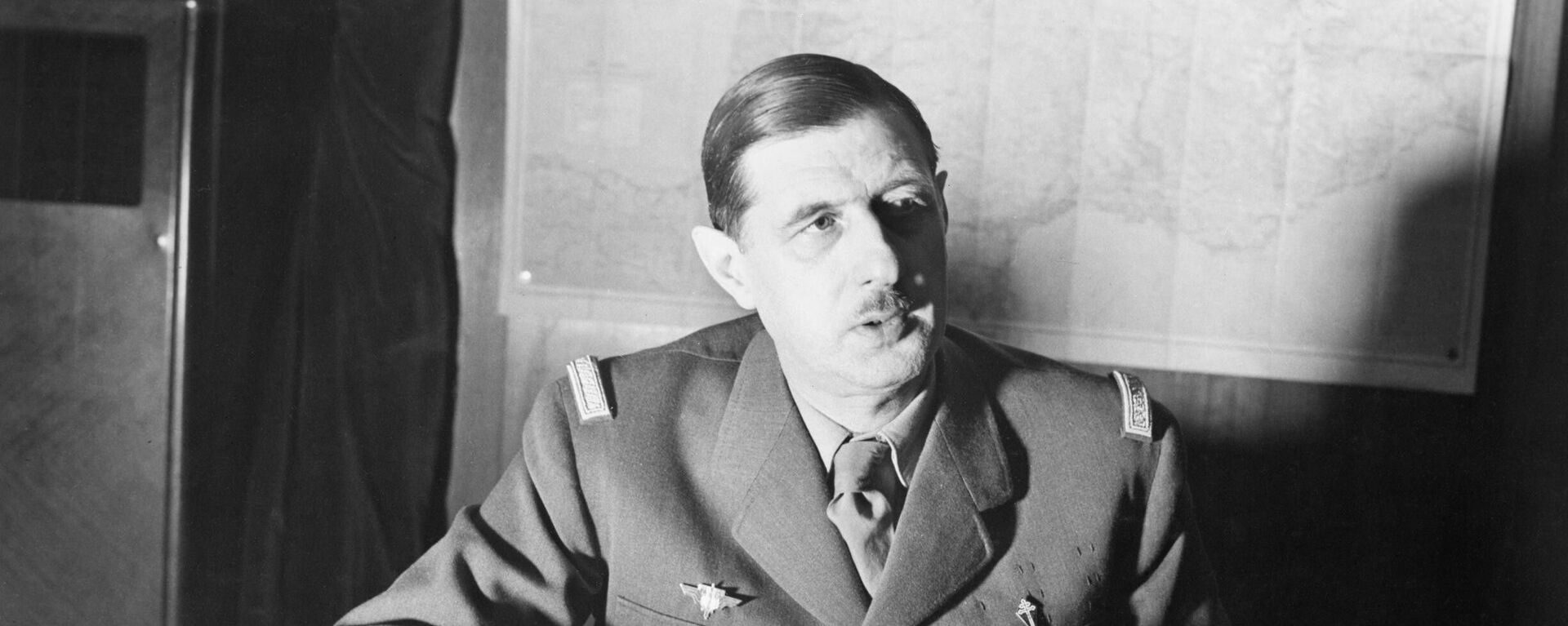 Командующий силами Свободной Франции генерал Шарль де Голль сидит за своим столом в Лондоне во время Второй мировой войны. - Sputnik Արմենիա, 1920, 28.04.2021