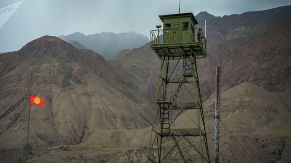 Пограничник на смотровой вышке на границе между Кыргызстаном и Таджикистаном - Sputnik Армения