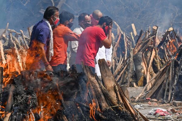 Погребальные костры во время массовой кремации в Нью-Дели, Индия - Sputnik Армения