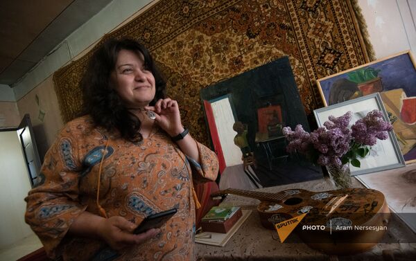 Գոռ Ավետիքյանի մայրը ցույց է տալիս որդու պատկերով կախազարդը - Sputnik Արմենիա