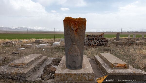 Надгробия могил на азербайджанском кладбище в Сотке - Sputnik Արմենիա