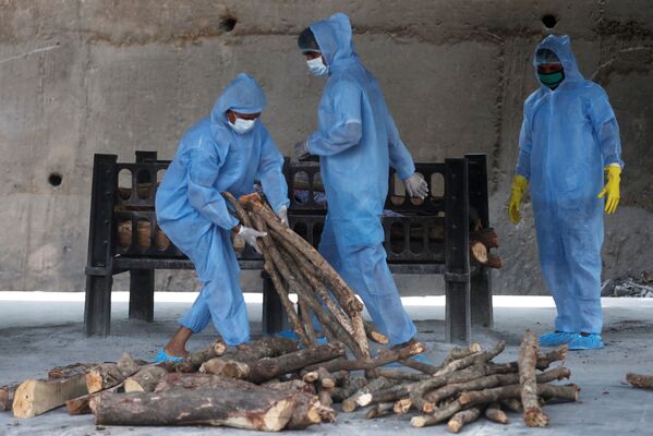 Работники собираются разжечь погребальный костер в крематории на окраине Мумбаи, Индия - Sputnik Армения
