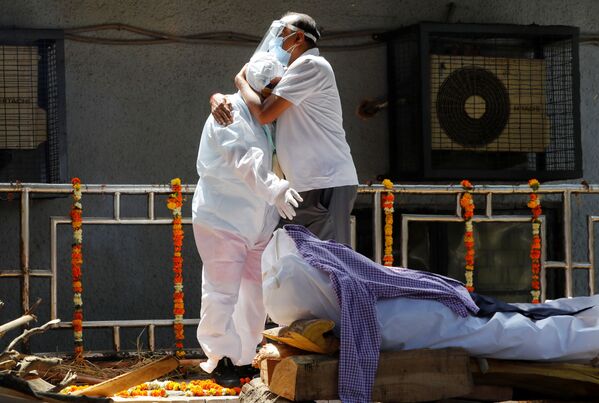 Родственники оплакивают мужчину, умершего от COVID-19, в крематории Нью-Дели, Индия - Sputnik Армения