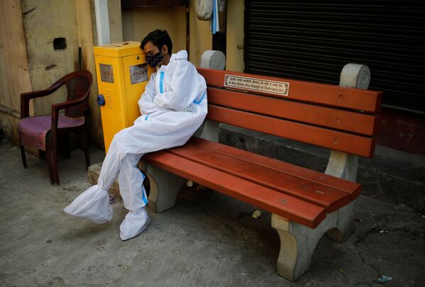 Утомленный медицинский работник в крематории Нью-Дели, Индия - Sputnik Армения