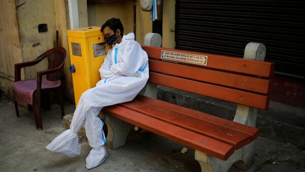 Обессиленный медицинский работник отдыхает в крематории в Нью-Дели, Индия - Sputnik Արմենիա