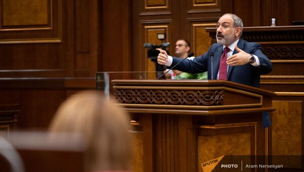 Премьер-министр Никол Пашинян отвечает на вопросы депутатов во время внеочередного заседания Парламента (3 мая 2021). Еревaн - Sputnik Армения