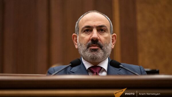 Премьер-министр Никол Пашинян отвечает на вопросы депутатов во время внеочередного заседания Парламента (3 мая 2021). Еревaн - Sputnik Армения