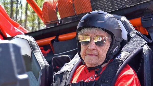 В Сочи 99-летняя ветеран ВОВ поучаствовала в гонках на багги - видео - Sputnik Армения