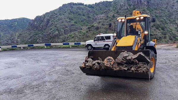Дорожные службы расчищают последствия камнепада на трассе М-2 Гндеваз - Джермук (5 мая 2021). Вайоц Дзор - Sputnik Армения