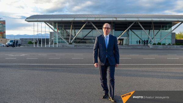 Глава МИД Армении Ара Айвазян в аэропорту встречает Сергея Лаврова, прибывшего в Армению с официальным визитом (5 мая 2021). Ереван - Sputnik Армения