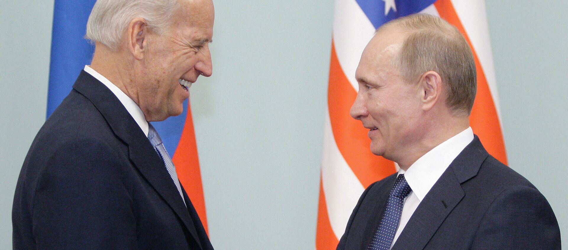Владимир Путин и Джо Байден обмениваются рукопожатием - Sputnik Армения, 1920, 12.05.2021