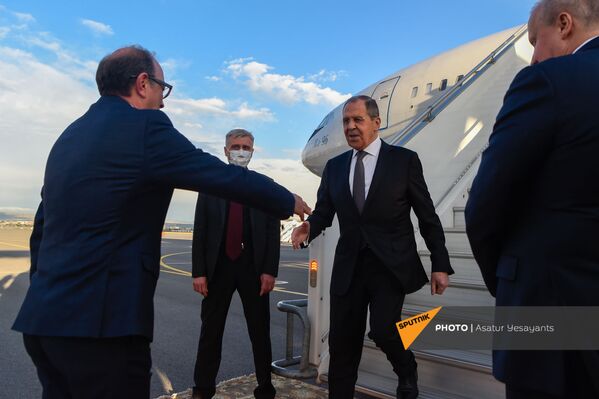 Глава МИД Армении Ара Айвазян встречает российского коллегу, прибывающему в Армению с официальным визитом (5 мая 2021). Ереван - Sputnik Армения
