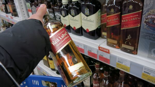 Покупатель у полок с алкогольной продукцией в одном из магазинов - Sputnik Արմենիա