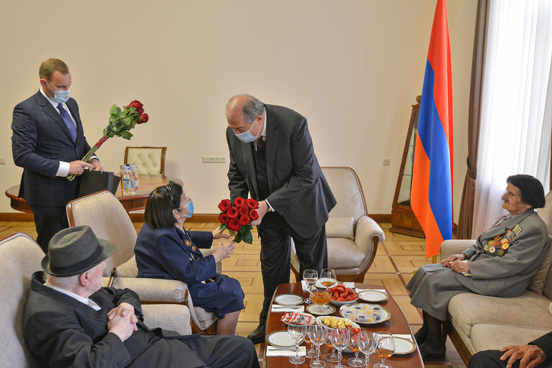 «Հաղթանակը չի տրվում որպես նվեր». նախագահը հյուրընկալել է Հայրենական պատերազմի վետերանների - Sputnik Արմենիա, 1920, 07.05.2021