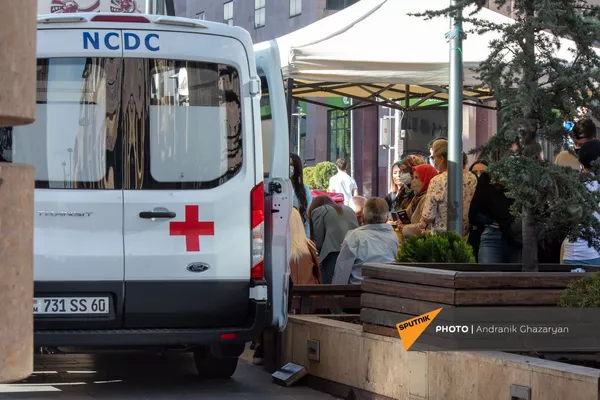 Иностранцы прививаются в мобильной точке по прививке граждан на Северном Проспекте (7 мая 2021 год). Еревaн Иностранцы прививаются в мобильной точке по прививке граждан на Северном Проспекте (7 мая 2021 год). Еревaн - Sputnik Армения