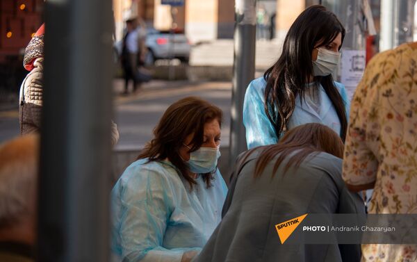 Медицинские работники прививают желающих в мобильной точке на Северном Проспекте (7 мая 2021 год), Еревaн - Sputnik Армения