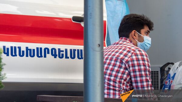 Иностранцы прививаются в мобильной точке по прививке граждан на Северном Проспекте (7 мая 2021 год), Еревaн - Sputnik Արմենիա