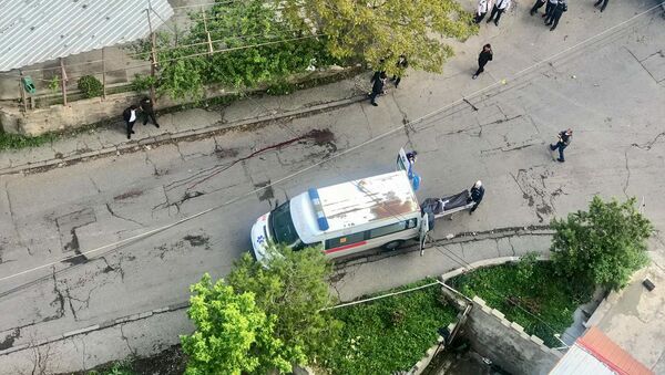 Медики переносят тело убитого с места происшествия (7 мая 2021). Еревaн - Sputnik Армения