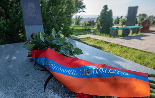 ՀՀ նախագահի անունից ծաղկեպսակ է դրվել «Եռաբլուրում» - Sputnik Արմենիա