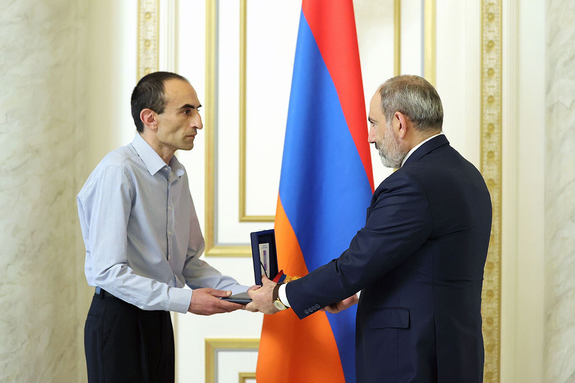 Пашинян вручил сыну Командоса награду его отца - Sputnik Армения, 1920, 08.05.2021
