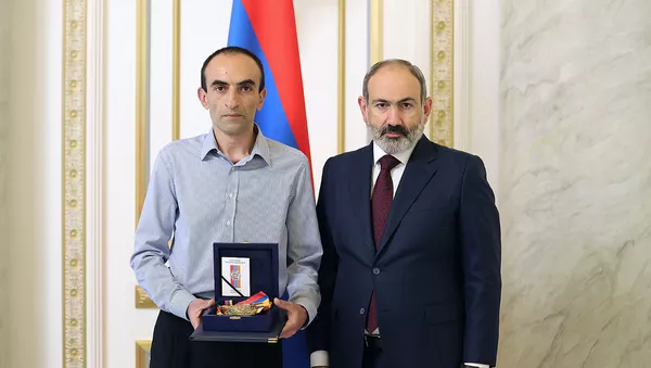 И. о. премьер-министра Никол Пашинян вручает орден Родины сыну Национального героя Армении генерал-майора Аркадия Тер-Тадевосяна, (Командос) Айку Тер-Тадевосяну (8 мая 2021). Еревaн - Sputnik Армения