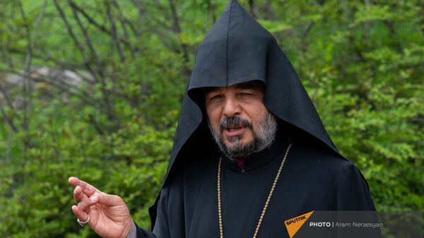 Предводитель Арцахской епархии ААЦ епископ Вртанес Абрамян в Дашушене (7 мая 2021). Карабах - Sputnik Армения