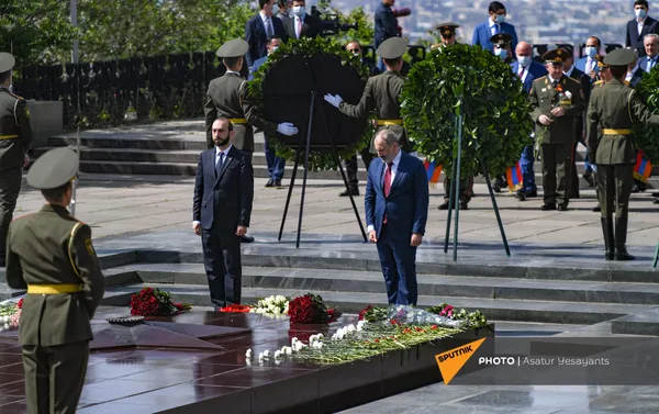 И.о премьер-министра Никол Пашинян и Арарат Мирзоян в Парке Победы во время возложения цветов к мемориалу Вечного Огня (9 мая 2021). Еревaн И.о премьер-министра Никол Пашинян и Арарат Мирзоян в Парке Победы во время возложения цветов к мемориалу Вечного Огня (9 мая 2021). Еревaн - Sputnik Армения