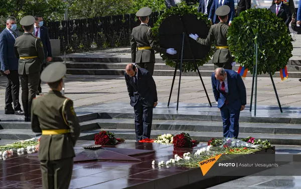 И.о премьер-министра Никол Пашинян и Арарат Мирзоян в Парке Победы во время возложения цветов к мемориалу Вечного Огня (9 мая 2021). Еревaн И.о премьер-министра Никол Пашинян и Арарат Мирзоян в Парке Победы во время возложения цветов к мемориалу Вечного Огня (9 мая 2021). Еревaн - Sputnik Армения