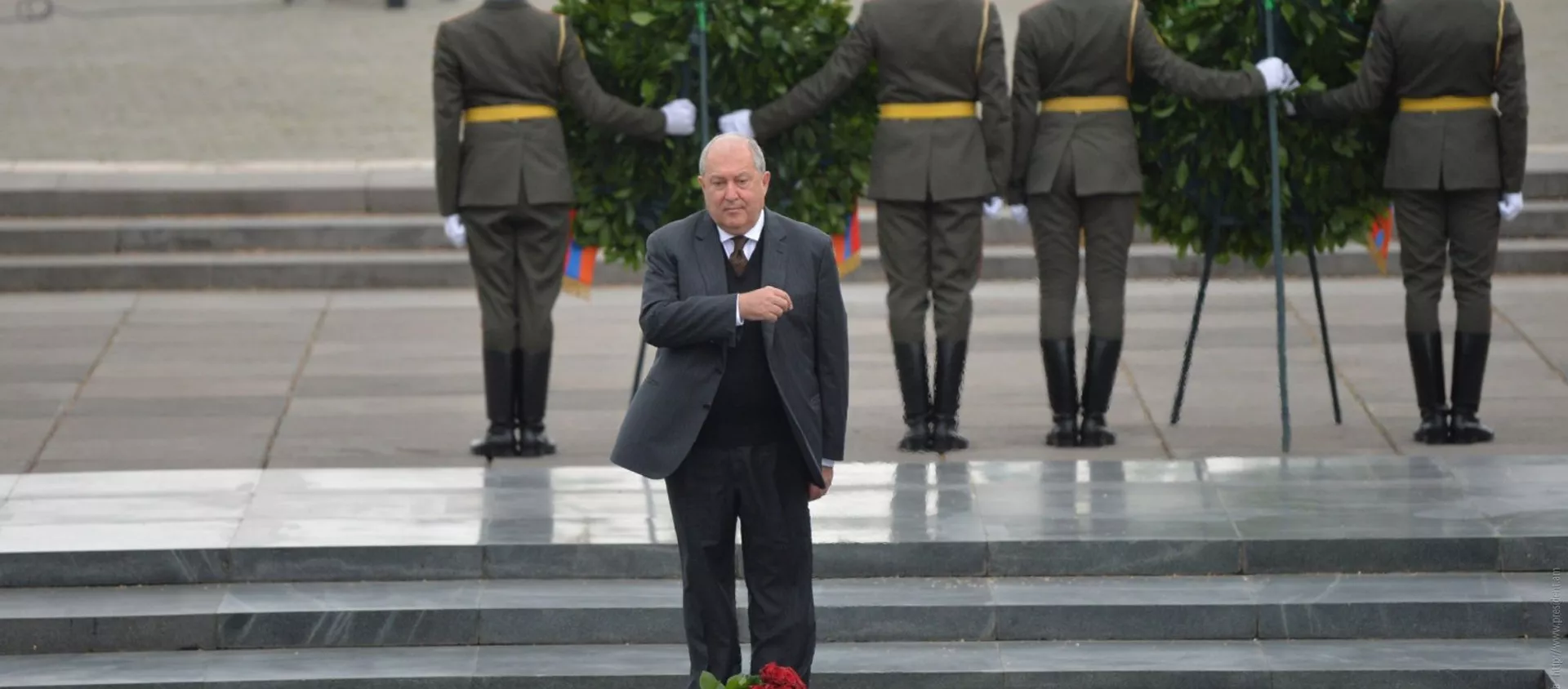 Президент Армен Саркисян в Парке Победы во время возложения венков к мемориалу Вечного Огня (9 мая 2020). Еревaн - Sputnik Армения, 1920, 09.05.2021