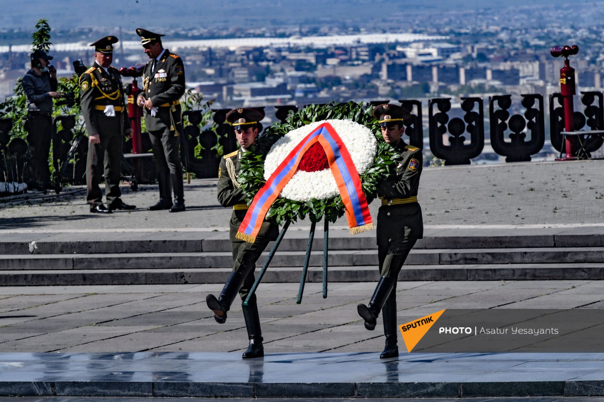 Высшее руководство Армении возложило цветы к Вечному огню в Парке Победы - Sputnik Армения, 1920, 09.05.2021